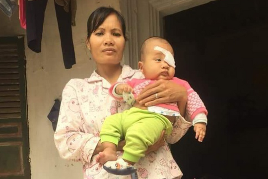 Nghẹn lòng cảnh bé 8 tháng tuổi mang đủ thứ bệnh trong người