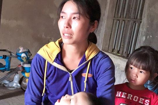 Đôi vợ chồng nghèo cầu xin nhà hảo tâm cứu giúp con trai bị não úng thủy