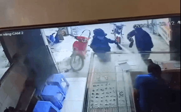 Clip: Bị 2 tên cướp xịt hơi cay, vợ chồng chủ tiệm vàng vẫn cố gắng chống trả