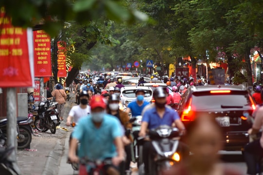 Hà Nội: Nhiều tuyến đường trở lại cảnh ùn tắc như trước khi giãn cách xã hội