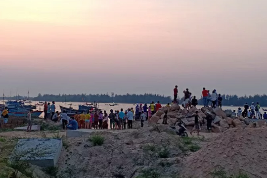 Lật thuyền trên sông Thu Bồn, 5 người mất tích