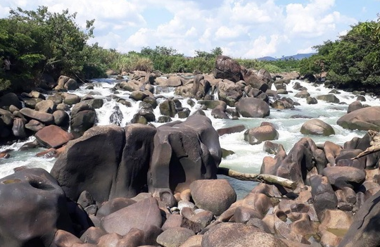 Đi chơi thác, một người đàn ông bị nước cuốn mất tích