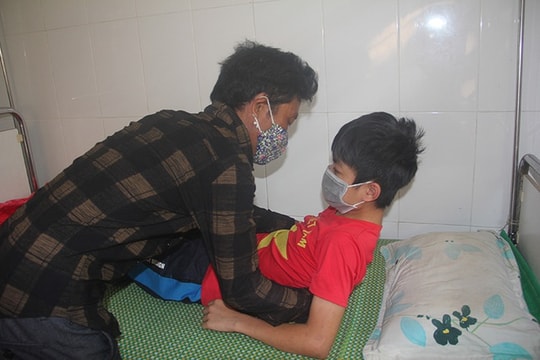 Nằm viện, cậu học trò cầu xin nhà hảo tâm cứu mẹ đang rất nguy kịch