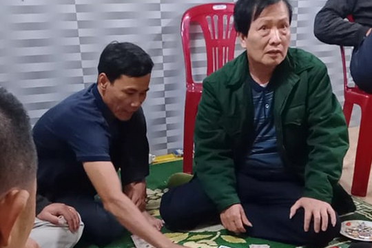 Gia hạn thời gian đình chỉ công tác chủ tịch xã đánh bạc giữa mùa dịch