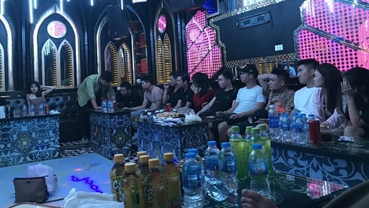 Bắt quả tang 13 thanh niên nam, nữ sử dụng ma túy trong quán karaoke