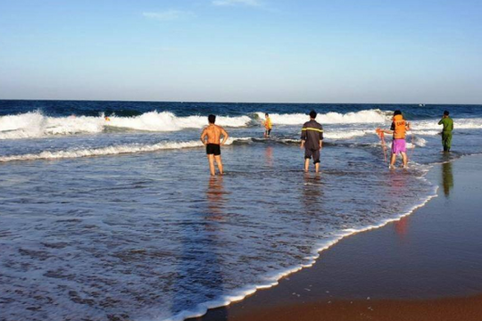 Đi tắm biển, 2 cháu bé ở Hà Nội mất tích