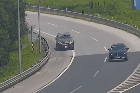 Phạt tiền, tước bằng lái tài xế ô tô chạy lùi trên cao tốc Hà Nội - Hải Phòng