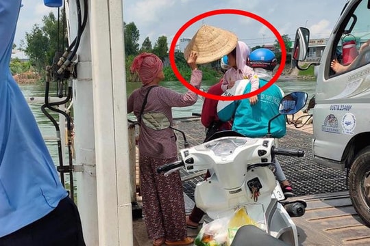 Đứng trên phà giữa trưa nắng, cô bán vé số có hành động gây xúc động