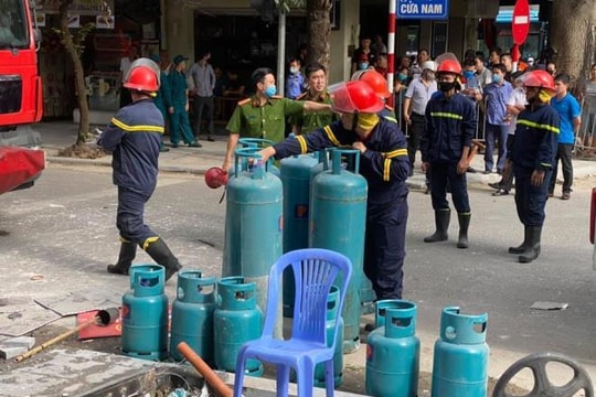 Hà Nội: Bình gas nhà hàng gà rán phát nổ, 5 người bị thương