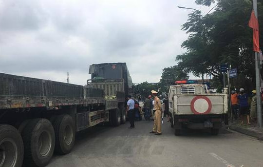 Xe container cuốn xe máy vào gầm, 2 công nhân tử vong thương tâm