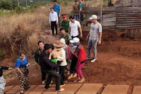 Giải cứu thành công 2 cháu bé bị bố mẹ tâm thần nhốt nhiều ngày liền