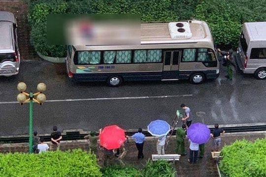 Người đàn ông tử vong trên nóc ô tô, nghi rơi từ tầng cao chung cư