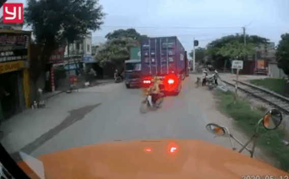 Clip: Tài xế xe container phanh "cháy bánh" để tránh tai nạn kinh hoàng