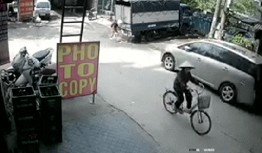 Clip: Người đàn ông bị xe ô tô húc khi đang rửa xe tải bên đường