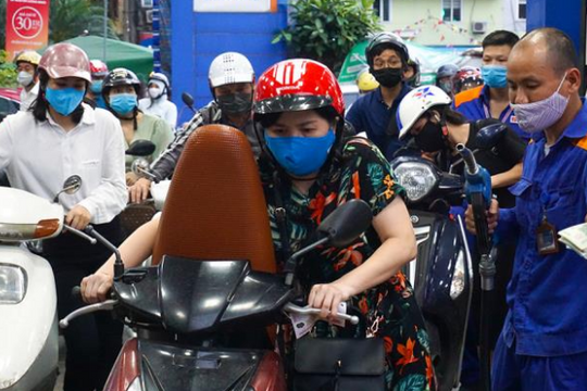 Ảnh: Người dân xếp hàng chờ đổ xăng trước thông tin tăng giá