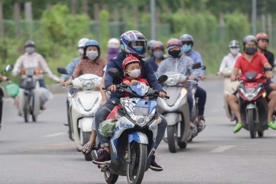 Ảnh: Hàng trăm người "rồng rắn" ngược chiều ở đường gom Đại lộ Thăng Long