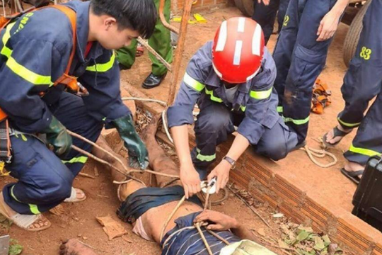 Đổ xăng đốt côn trùng để nạo vét giếng, 5 người thương vong