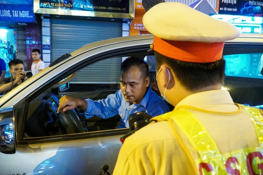 Vi phạm nồng độ cồn, tài xế bị phạt 35 triệu đồng và tước giấy phép lái xe