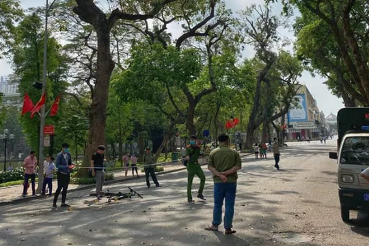 Cụ bà nguy kịch vì bị thiếu niên đi xe đạp tông trúng ở phố đi bộ Hồ Gươm