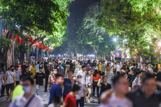Ảnh: Phố đi bộ Hà Nội nhộn nhịp trở lại sau hơn 3 tháng tạm ngưng để phòng dịch