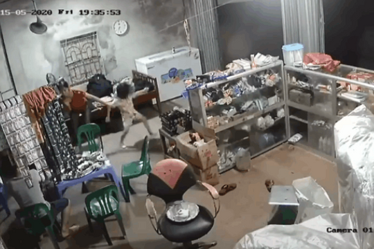 Clip: Quạt trần rơi thẳng vào mâm cơm khiến cả gia đình chạy toán loạn