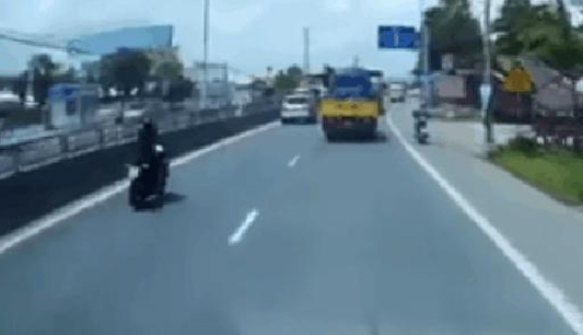 Clip: Chạy xe phân khối lớn tốc độ cao tông vào ô tô, hành động sau đó của nam thanh niên gây chú ý