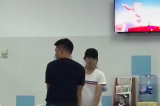 Khoảnh khắc bố mẹ dỗ dành con sau ca phẫu thuật khiến nhiều người  xúc động