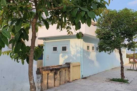 Truy tìm kẻ lạ mặt sàm sỡ nữ sinh lớp 5 trong nhà vệ sinh trường học