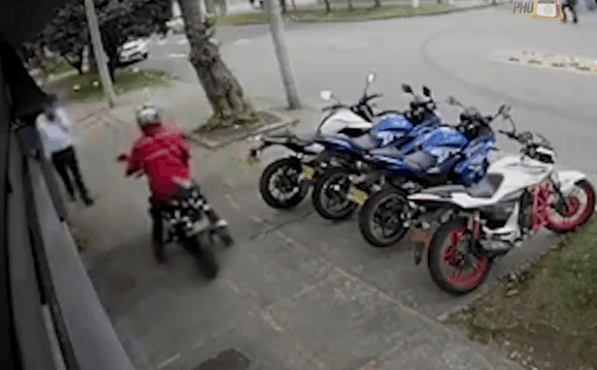 Clip: Nam thanh niên đi mô tô phân khối lớn liều lĩnh giật điện thoại của người đi đường