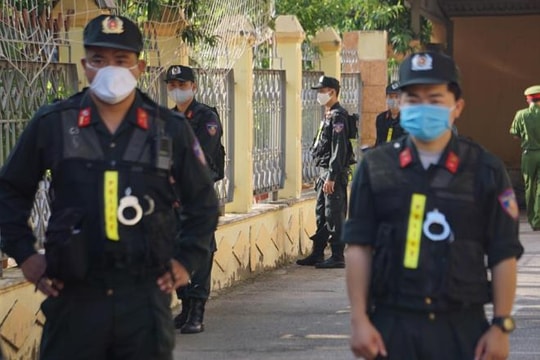 Ảnh: An ninh thắt chặt trong phiên tòa xét xử 12 bị cáo vụ gian lận thi cử ở Sơn La