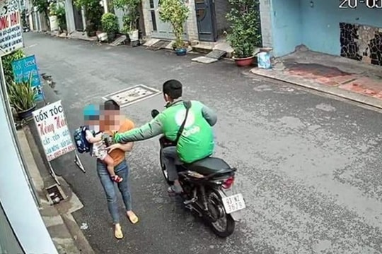 Bắt tài xế xe ôm cướp điện thoại của người phụ nữ đang bồng con trên đường