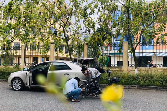 Xúc động hình ảnh thầy giáo rời xe ô tô để sửa xe cho học sinh giữa trưa nắng nóng