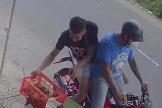 2 nam thanh niên đi xe máy bê trộm rổ măng cụt của bà cụ bán bên đường gây bức xúc