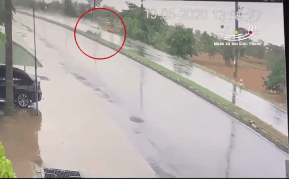 Clip: Cày nát dải phân cách, xe bán tải bị húc một cú "chí mạng" vỡ tan tành