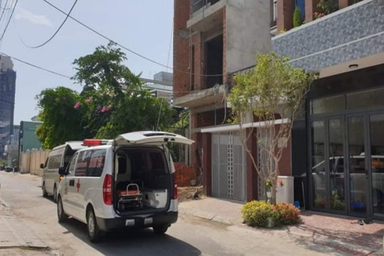 Sập giàn giáo công trình nhà ở, 4 người nhập viện cấp cứu