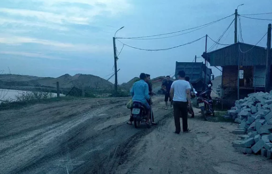 Rửa máy nâng cát trong bãi tập kết, một người bị điện giật tử vong