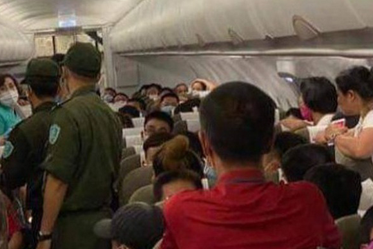 Hai hành khách bị an ninh hàng không áp tải rời máy bay vì gây rối trật tự