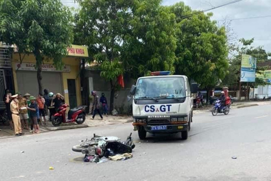 Va chạm với xe CSGT, hai mẹ con đi xe máy nguy kịch