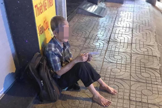 Thấy cụ già mù một mắt bán vé số, cô gái và mẹ có hành động khiến dân mạng nhiệt tình "thả tim"