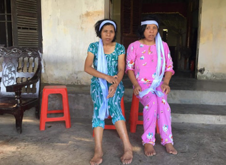 Bố mẹ qua đời, hai con người bại não bơ vơ không nơi nương tựa