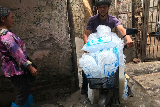 Nắng nóng đỉnh điểm, xưởng sản xuất đá viên ở Hà Nội hoạt động hết công suất