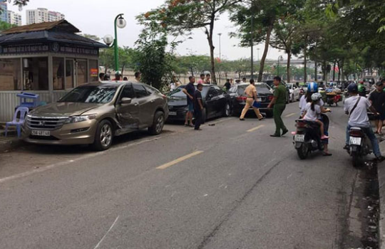 Nữ tài xế xe Mercedes mất lái tông hàng loạt phương tiện trên đường phố Hà Nội