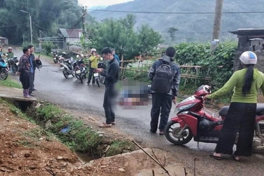 Ngã xuống đường, cô giáo mầm non bị xe tải cán tử vong thương tâm