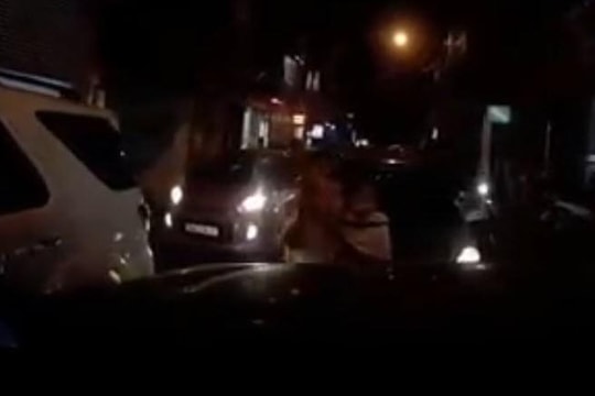 Clip: Chồng lái xe lấn làn gây ách tắc, vợ bế con nhỏ xuống xe đòi đường gây bức xúc