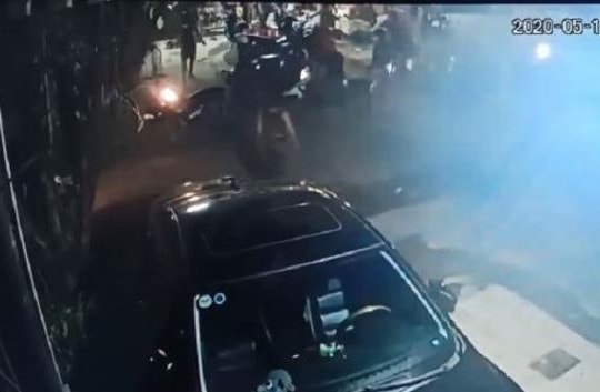 Nhóm thanh niên ném 'bom xăng' vào nhà khiến 2 bé trai bị bỏng nặng