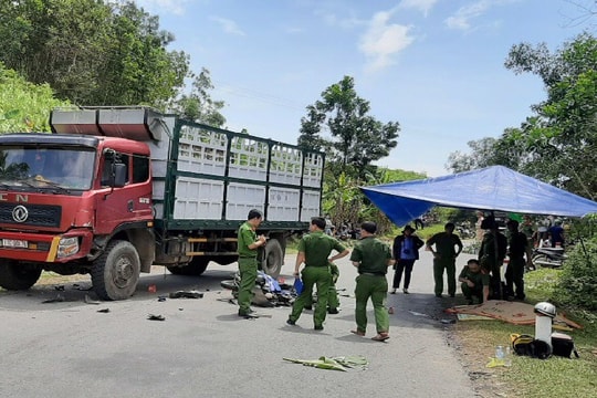 Xe máy va chạm với xe tải, nam thanh niên tử vong