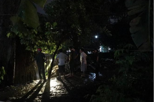 Mưa lớn, bé trai 4 tuổi bị nước cuốn mất tích