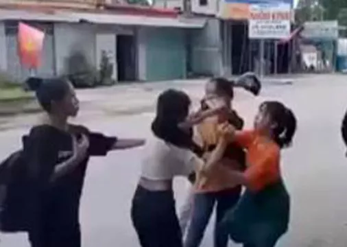 Nữ sinh bị nhóm nữ sinh đánh hội đồng trước sự chứng kiến của nhiều người