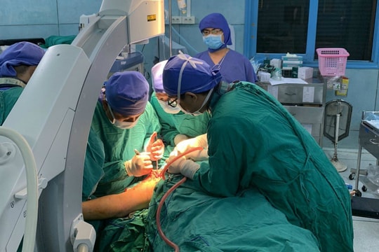 Phẫu thuật thành công cho 2 học sinh bị chấn thương nặng do cây phượng đổ