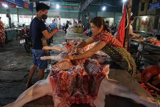 Giá lợn hơi tăng cao, tiểu thương càng bán càng lỗ